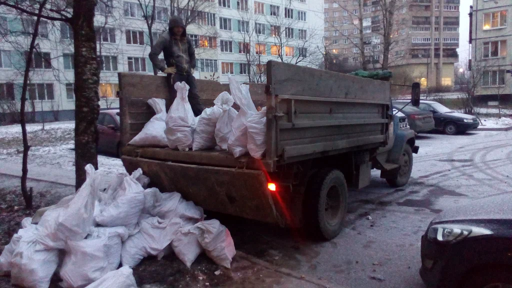 Вывоз мусора в мешках в Калуге в октябре